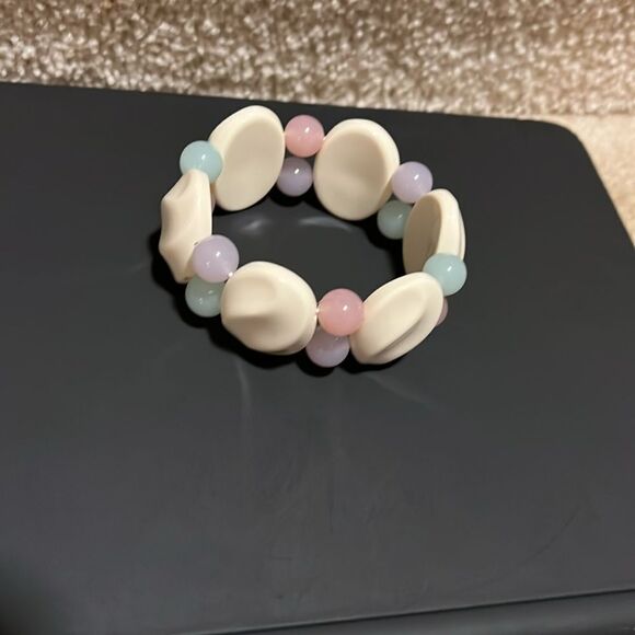 Vintage Avon 1980’s Shades of Spring Lucite bracelet. - Picture 4 of 5